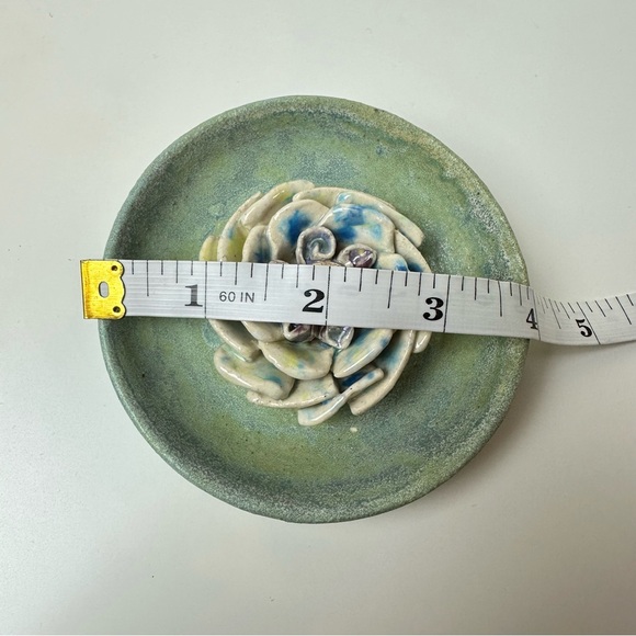 Handmade sculpted flower stoneware mini dish - Picture 6 of 6